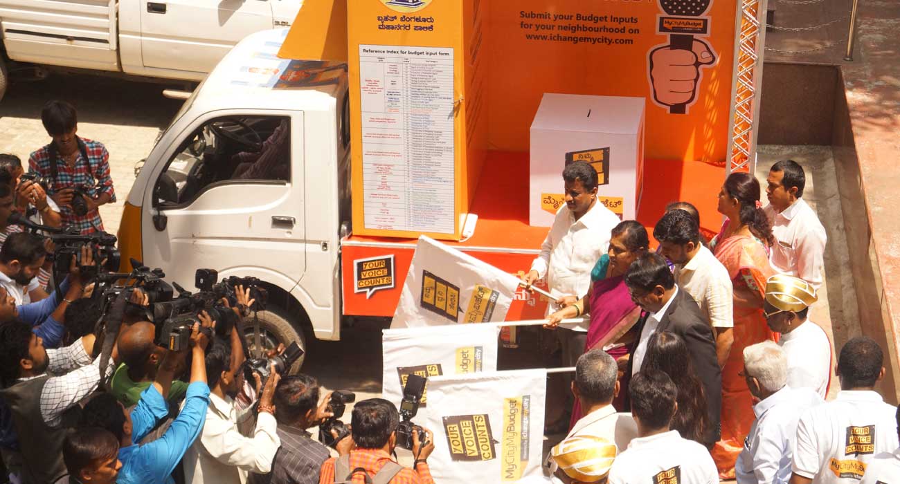 Hon'ble Mayor, Dy.Mayor, commissioner flagging off the budget bus