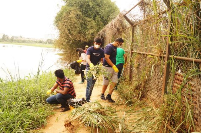 After a brief introduction session, the cleanliness warriors split themselves in 4 teams with intent to cover the maximum area of the lake spanning 13.4 acres.